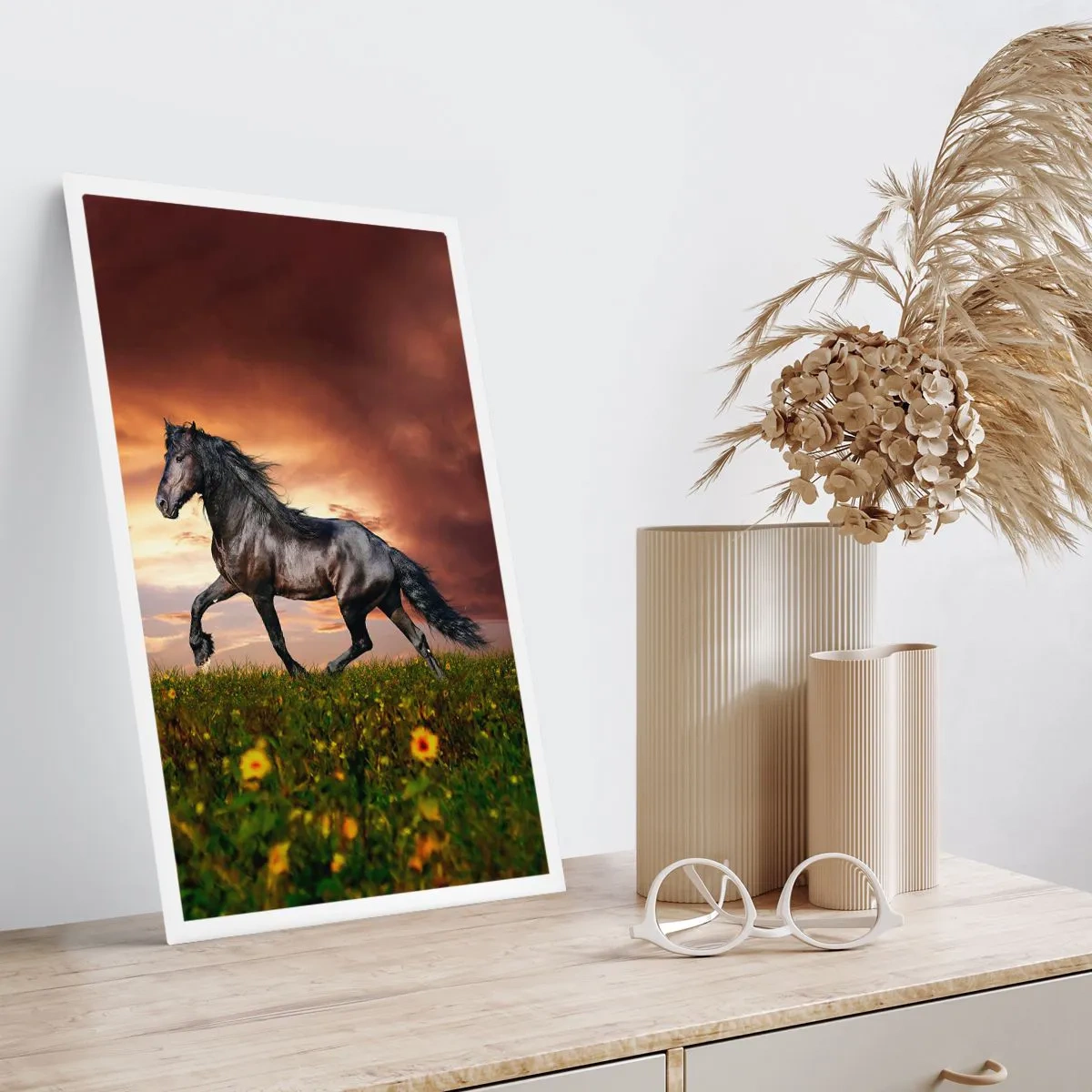 Póster - Un caballo negro galopa a través de un prado a la luz del sol poniente. - 50x70cm - Príncipe negro - Decoración de pared moderna para salón y dormitorio ARTTOR