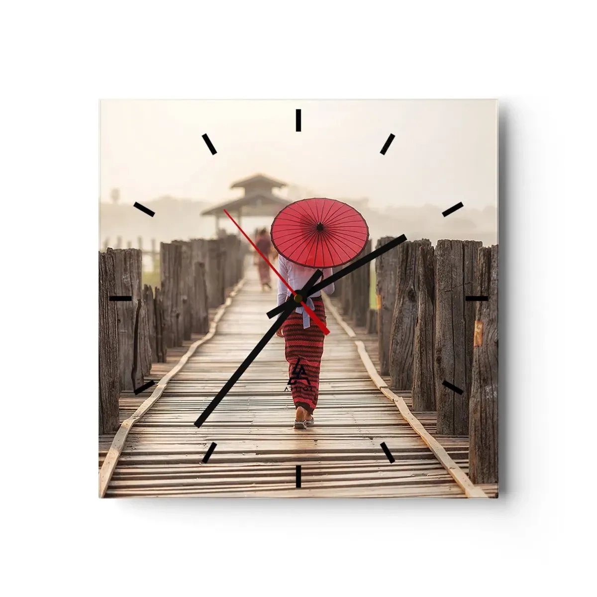 Reloj de pared - Reloj de vidrio - Una mujer con un paraguas rojo en un puente de madera. - 30x30cm - En un viejo puente - Decoración de pared moderna para salón y dormitorio ARTTOR