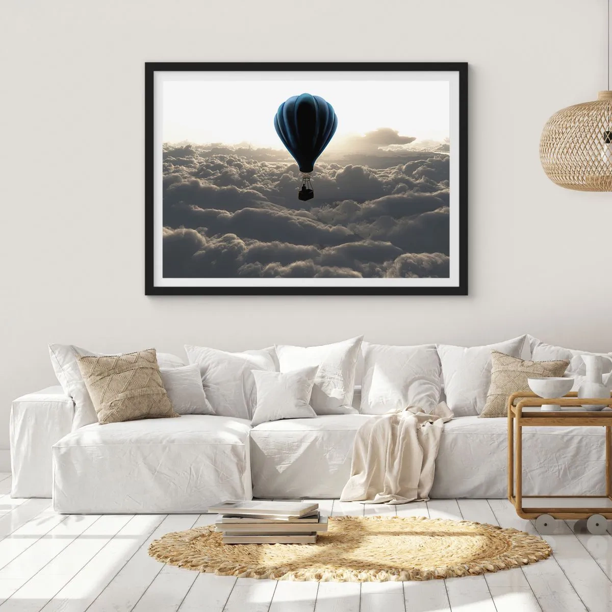 Póster en marco negro - Un viajero por encima de las nubes - 40x30 cm