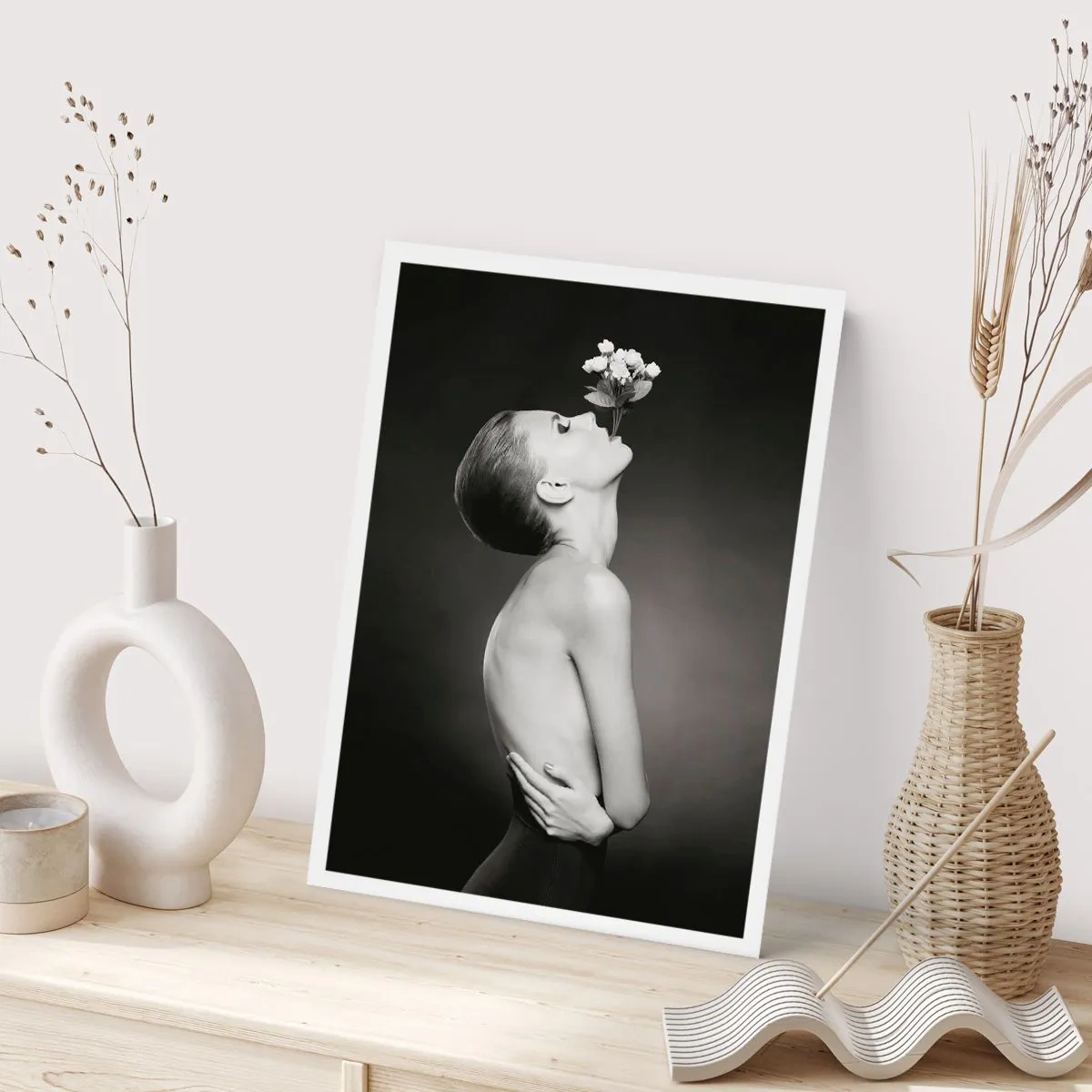 Póster - Retrato en blanco y negro de una mujer con flores. - 50x70cm - Elegancia excéntrica - Decoración de pared moderna para salón y dormitorio ARTTOR