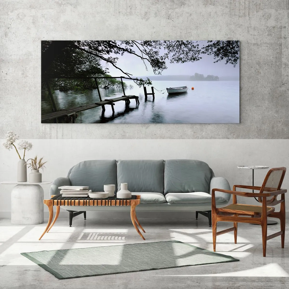 Cuadro sobre vidrio - Impresiones sobre Vidrio - Un embarcadero sobre el agua con un barco al fondo rodeado de un paisaje brumoso. - 160x50cm - Ya estás descansando - Decoración de pared moderna para salón y dormitorio ARTTOR