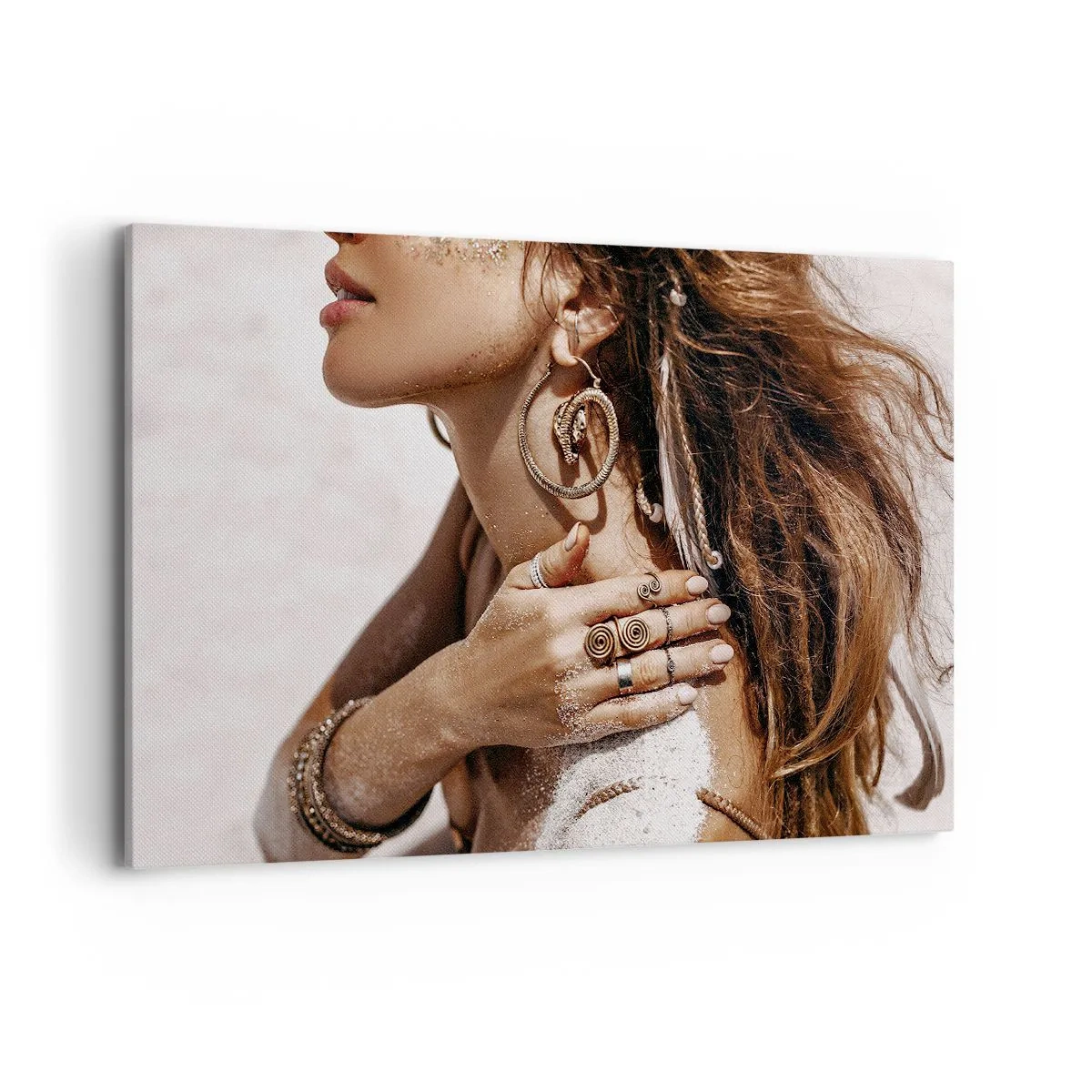 Cuadro sobre lienzo - Impresión de Imagen - Mujer elegante con joyas sobre un fondo de arena clara. - 120x80cm - Reina de la playa salvaje - Decoración de pared moderna para salón y dormitorio ARTTOR