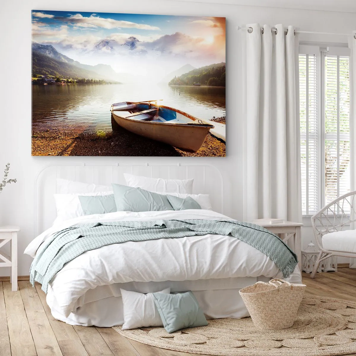 Cuadro sobre lienzo - Impresión de Imagen - Un barco en la orilla de un lago con vistas a las montañas por la mañana. - 120x80cm - Junto al agua clara - Decoración de pared moderna para salón y dormitorio ARTTOR