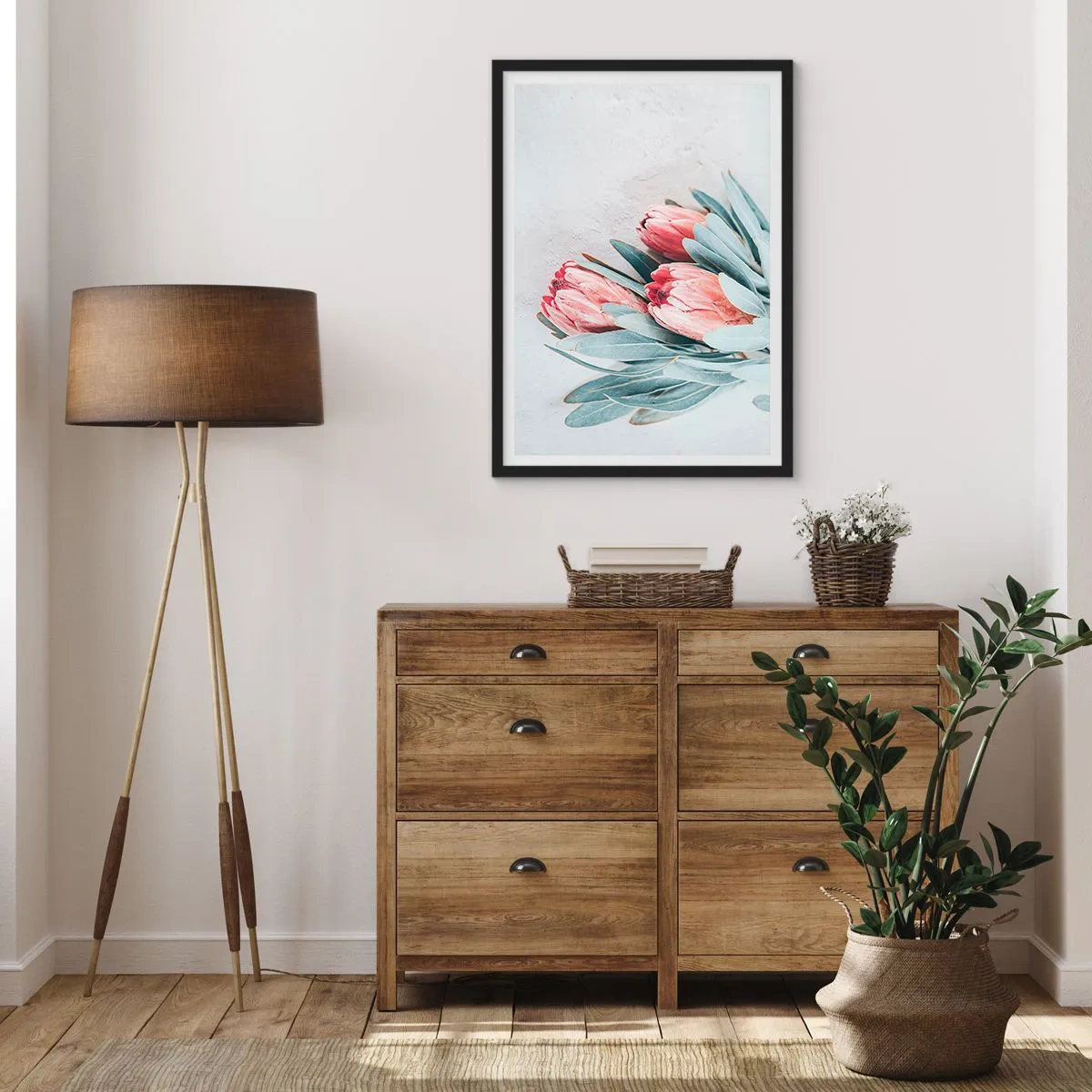 Póster en marco negro - Una sutil composición de flores de protea sobre un fondo claro. - 50x70cm - Avergonzada de su propia belleza - Decoración de pared moderna para salón y dormitorio ARTTOR