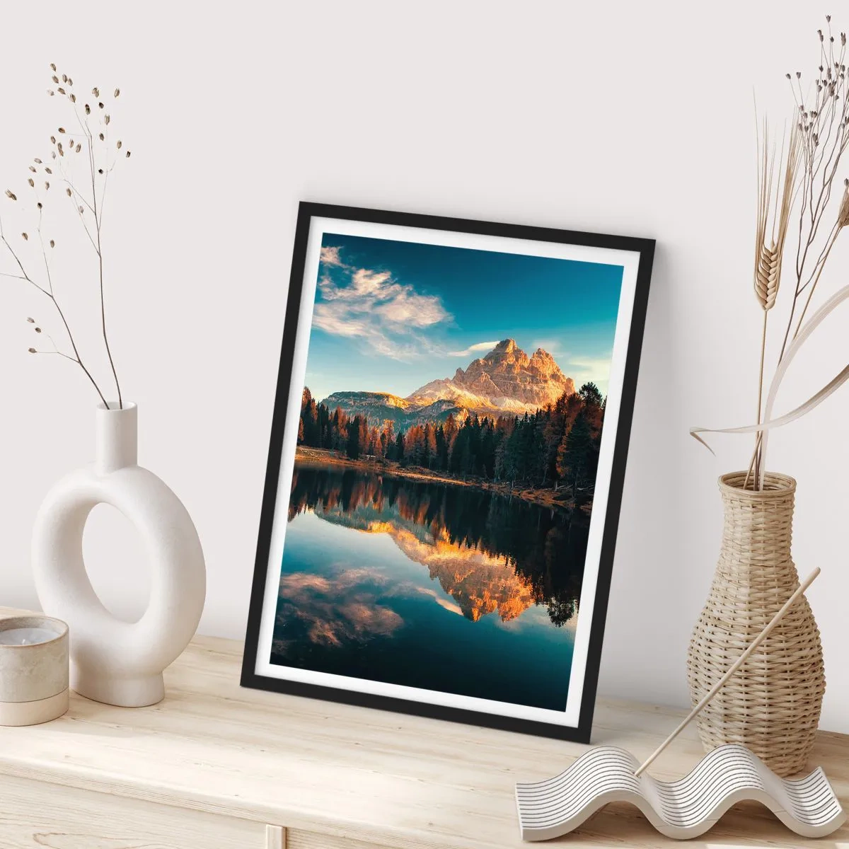 Póster en marco negro - Un pico de montaña reflejado en un lago tranquilo. - 50x70cm - Paisaje duplicado - Decoración de pared moderna para salón y dormitorio ARTTOR