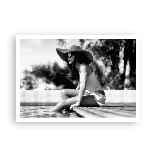 Póster - Mujer con sombrero junto a la piscina en blanco y negro - 100x70cm - Un sueño de verano - Decoración de pared moderna para salón y dormitorio ARTTOR