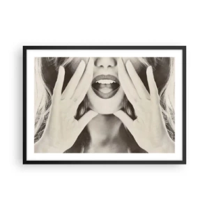 Póster en marco negro - Retrato en blanco y negro de una mujer con labios y manos expresivos. - 70x50cm - ¡Ya estoy en camino! - Decoración de pared moderna para salón y dormitorio ARTTOR