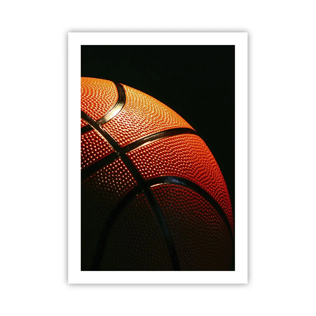 Póster - Primer plano de una pelota de baloncesto en el foco - 50x70cm - Hermoso como un planeta - Decoración de pared moderna para salón y dormitorio ARTTOR