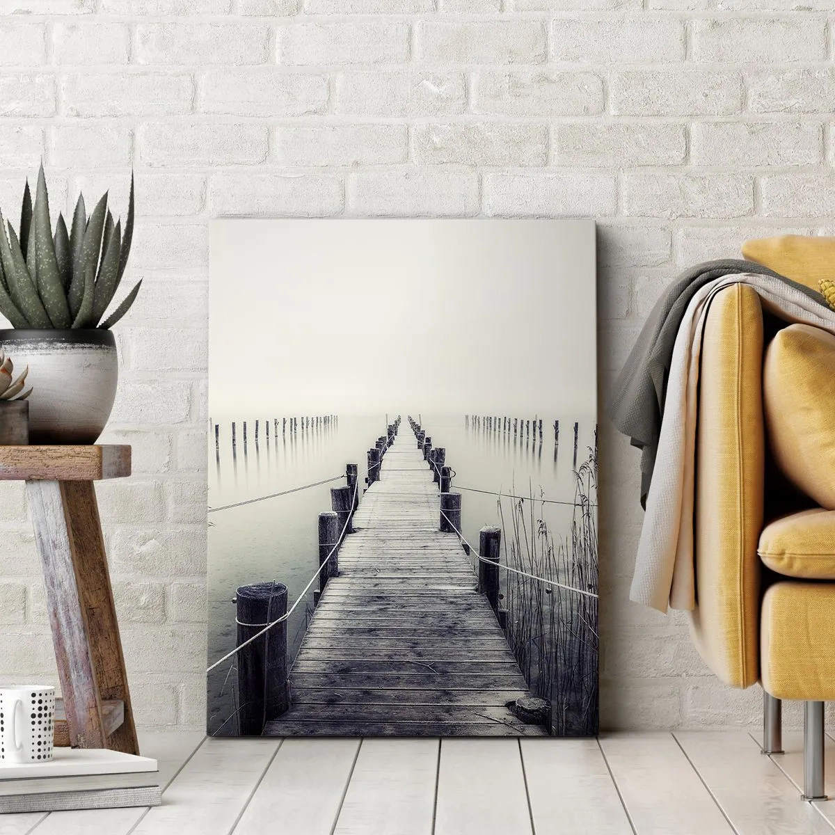 Cuadro sobre lienzo - Impresión de Imagen - Un puente de madera que conduce a un espacio brumoso. - 80x120cm - Sumergirse en la paz - Decoración de pared moderna para salón y dormitorio ARTTOR