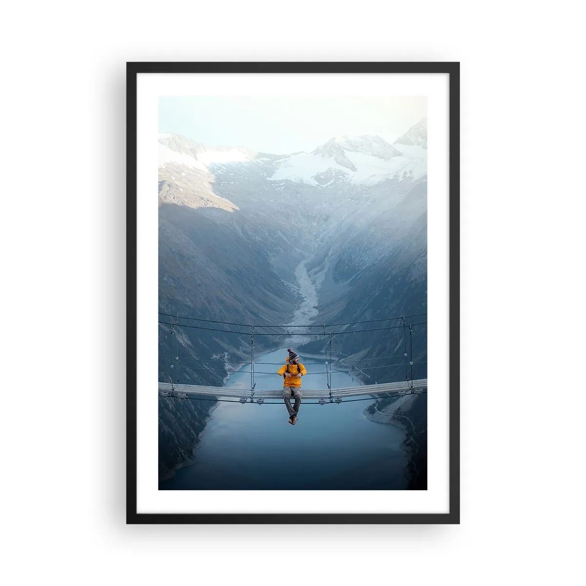 Póster en marco negro - Una persona con una chaqueta amarilla sentada en un puente colgante sobre un valle. - 50x70cm - Encanto suspensión - Decoración de pared moderna para salón y dormitorio ARTTOR