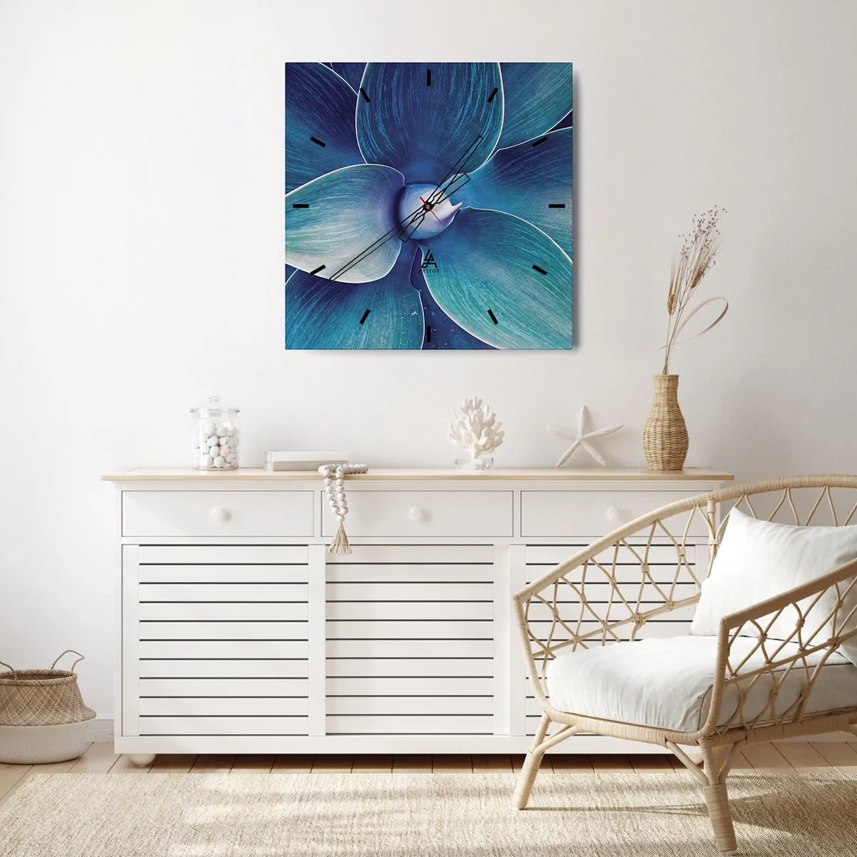 Reloj de pared - Reloj de vidrio - Primer plano de una flor abstracta en tonos azules. - 30x30cm - Azul del cielo - Decoración de pared moderna para salón y dormitorio ARTTOR