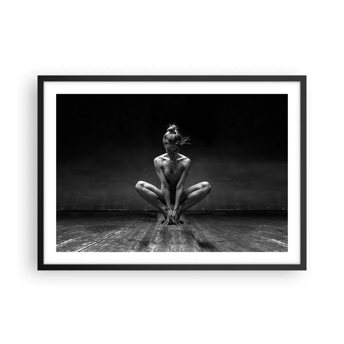 Póster en marco negro - Un retrato en blanco y negro de una bailarina en plena concentración. - 70x50cm - Concentración de energía del baile - Decoración de pared moderna para salón y dormitorio ARTTOR