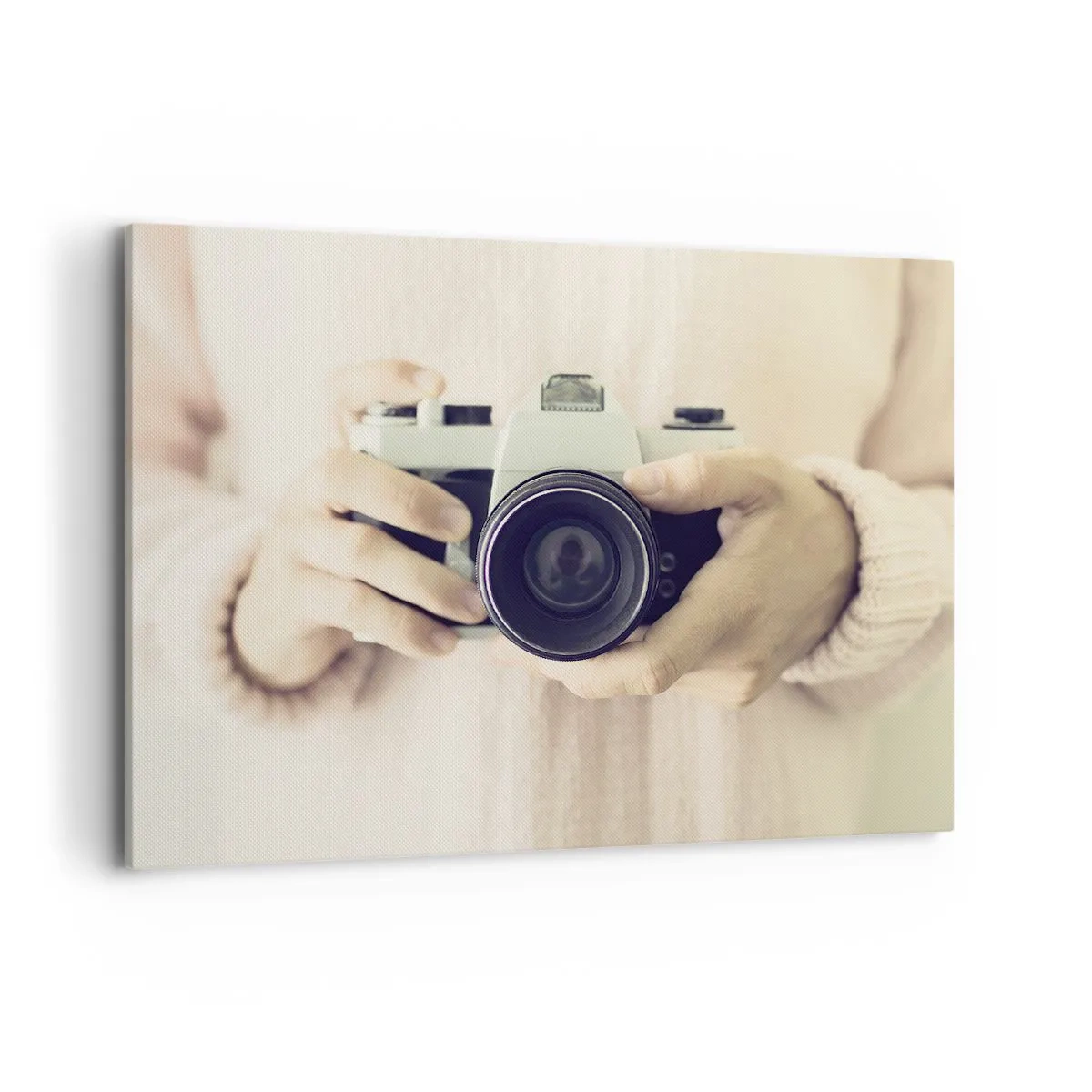 Cuadro sobre lienzo - Impresión de Imagen - Cámara retro sostenida en las manos contra un fondo claro - 100x70cm - Una visión diferente - Decoración de pared moderna para salón y dormitorio ARTTOR