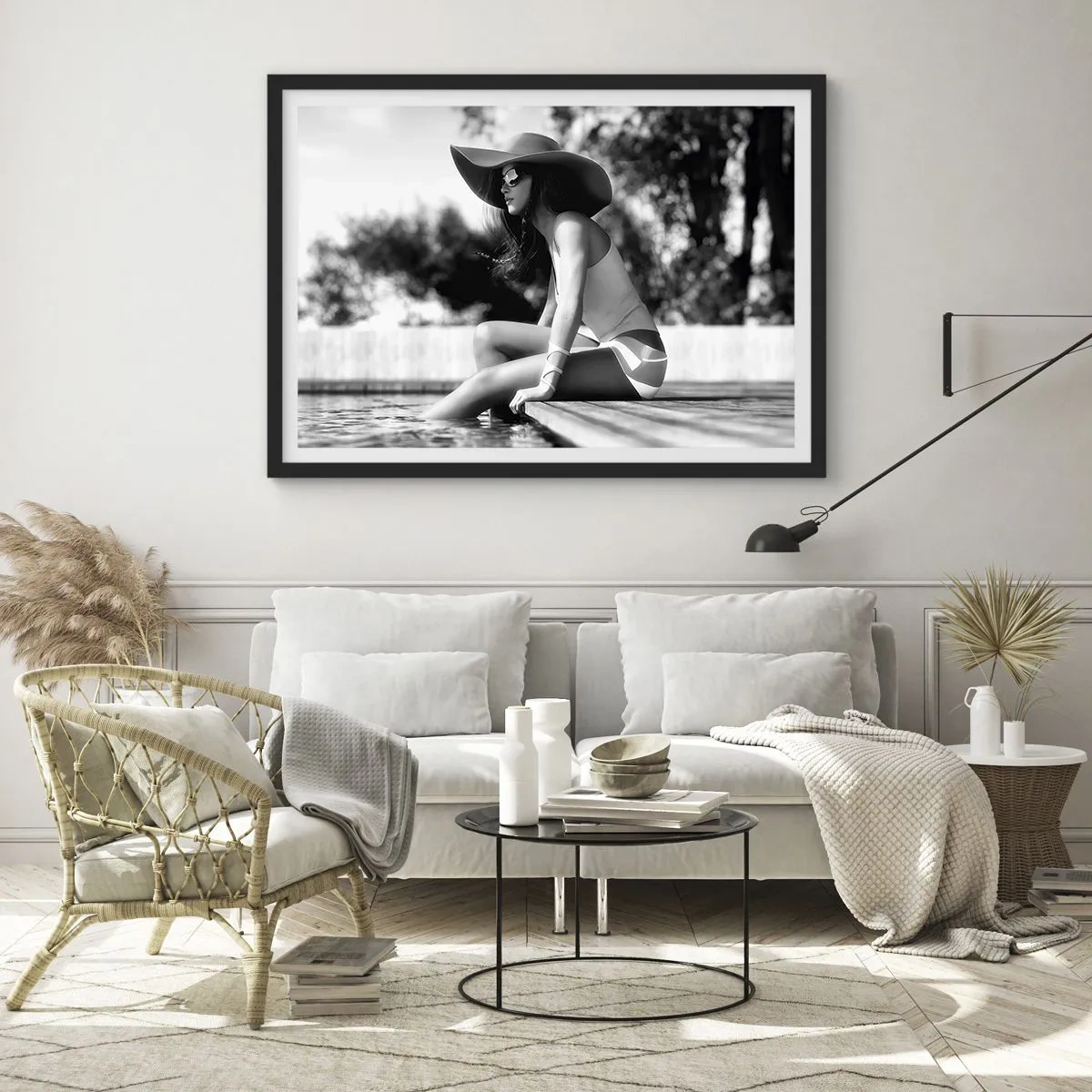Póster en marco negro - Mujer con sombrero junto a la piscina en blanco y negro - 100x70cm - Un sueño de verano - Decoración de pared moderna para salón y dormitorio ARTTOR