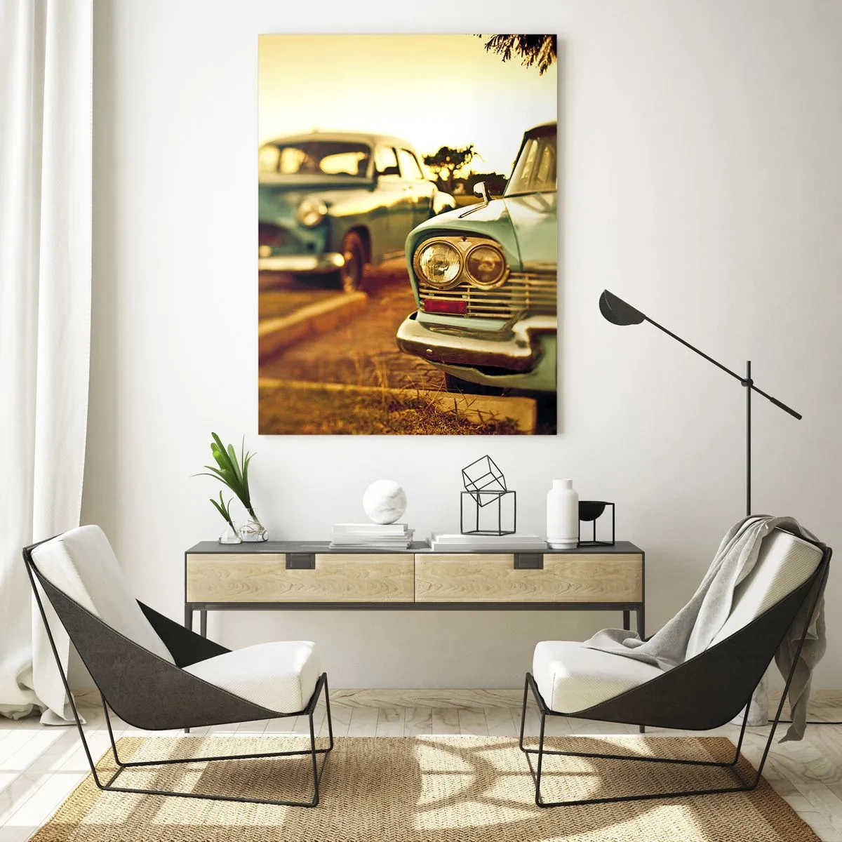 Cuadro sobre vidrio - Impresiones sobre Vidrio - Coches clásicos bajo la cálida luz del atardecer. - 70x100cm - A la espera del futuro - Decoración de pared moderna para salón y dormitorio ARTTOR