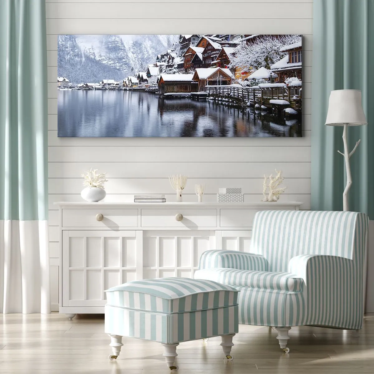 Cuadro sobre lienzo - Impresión de Imagen - Vista invernal de un pueblo de montaña junto al lago. - 160x50cm - En un decorado de invierno - Decoración de pared moderna para salón y dormitorio ARTTOR