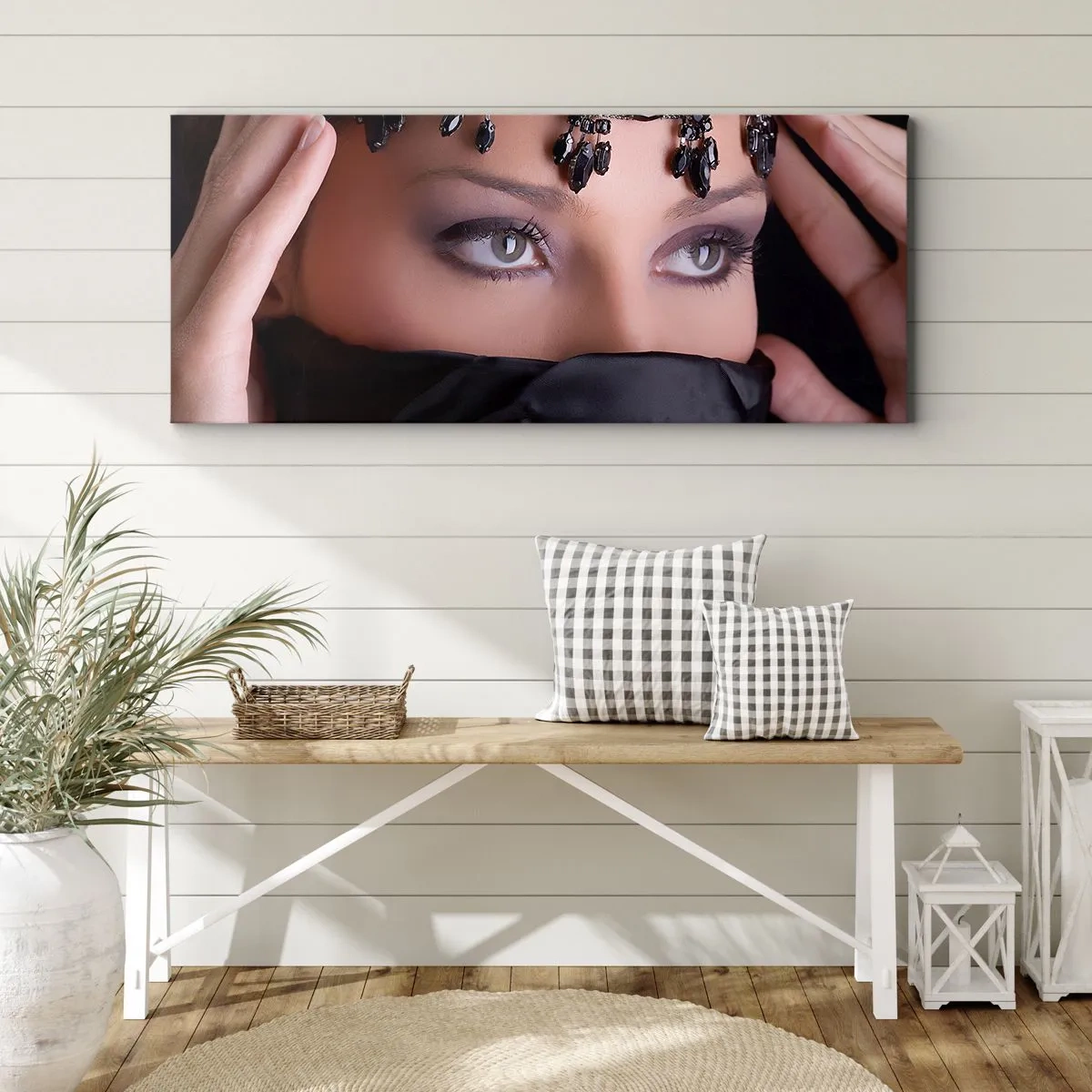 Cuadro sobre lienzo - Impresión de Imagen - Retrato de una mujer con joyas decorativas sobre un fondo negro. - 120x50cm - Tentador misterio oriental - Decoración de pared moderna para salón y dormitorio ARTTOR