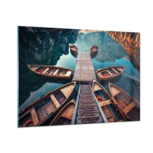 Cuadro sobre vidrio - Impresiones sobre Vidrio - Vista de barcos de madera amarrados en un muelle en las montañas. - 100x70cm - Esperando en el muelle - Decoración de pared moderna para salón y dormitorio ARTTOR