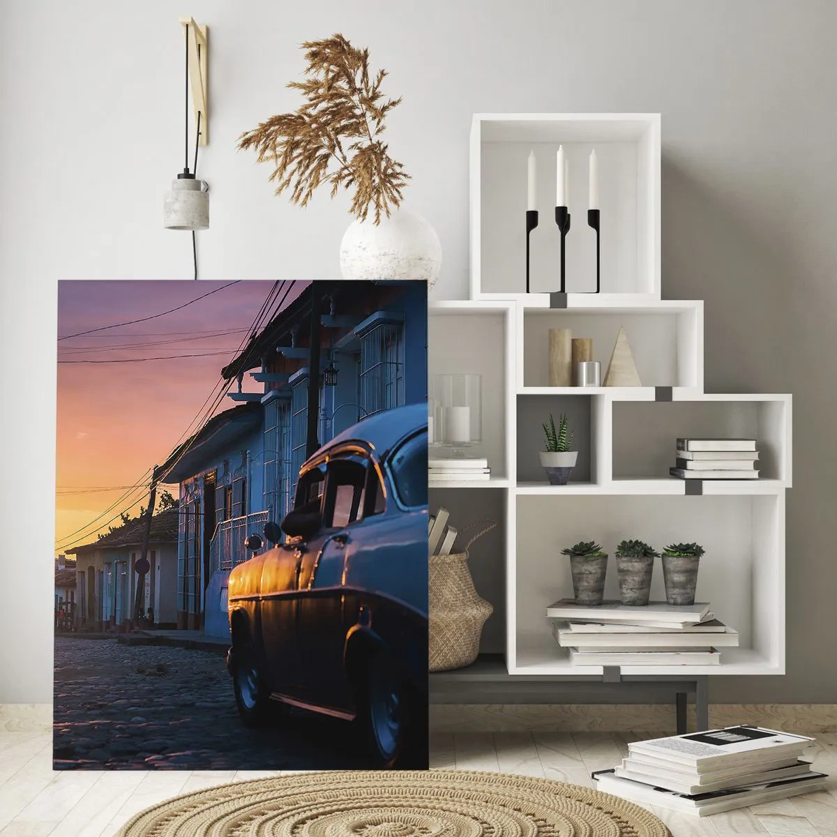 Cuadro sobre vidrio - Impresiones sobre Vidrio - Calle atmosférica con un coche clásico al atardecer - 50x70cm - Aquí el tiempo se ralentiza - Decoración de pared moderna para salón y dormitorio ARTTOR