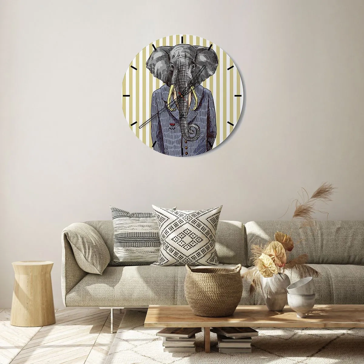 Reloj de pared - Reloj de vidrio - Un elegante dibujo de un elefante con traje sobre un fondo de rayas verticales. - 30x30cm - Elegante por naturaleza - Decoración de pared moderna para salón, cocina y dormitorio ARTTOR