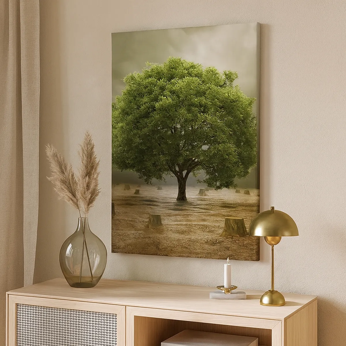Cuadro sobre lienzo - Impresión de Imagen - Un árbol verde rodeado de troncos talados contra un cielo nublado. - 50x70cm - La esperanza - Decoración de pared moderna para salón y dormitorio ARTTOR