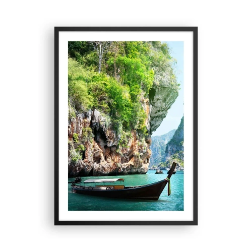 Póster en marco negro - Un barco tradicional con el telón de fondo de pintorescas rocas y vegetación. - 50x70cm - Una invitación a un viaje exótico - Decoración de pared moderna para salón y dormitorio ARTTOR