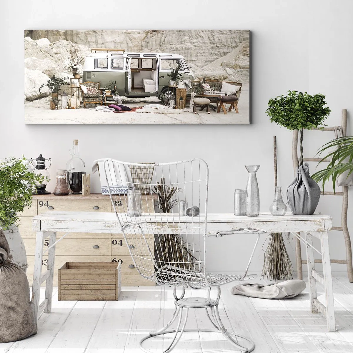 Cuadro sobre lienzo - Impresión de Imagen - Una caravana retro con diseño boho frente a un paisaje rocoso. - 160x50cm - Hora de empezar el viaje - Decoración de pared moderna para salón y dormitorio ARTTOR