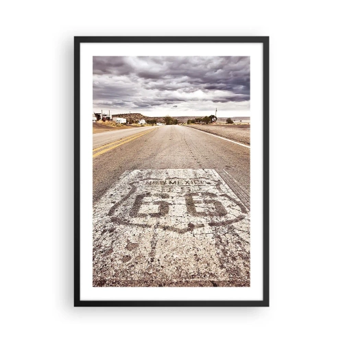 Póster en marco negro - Una carretera con el símbolo de la Ruta 66 que atraviesa un paisaje desértico. - 50x70cm - Mother Road: una leyenda americana - Decoración de pared moderna para salón y dormitorio ARTTOR