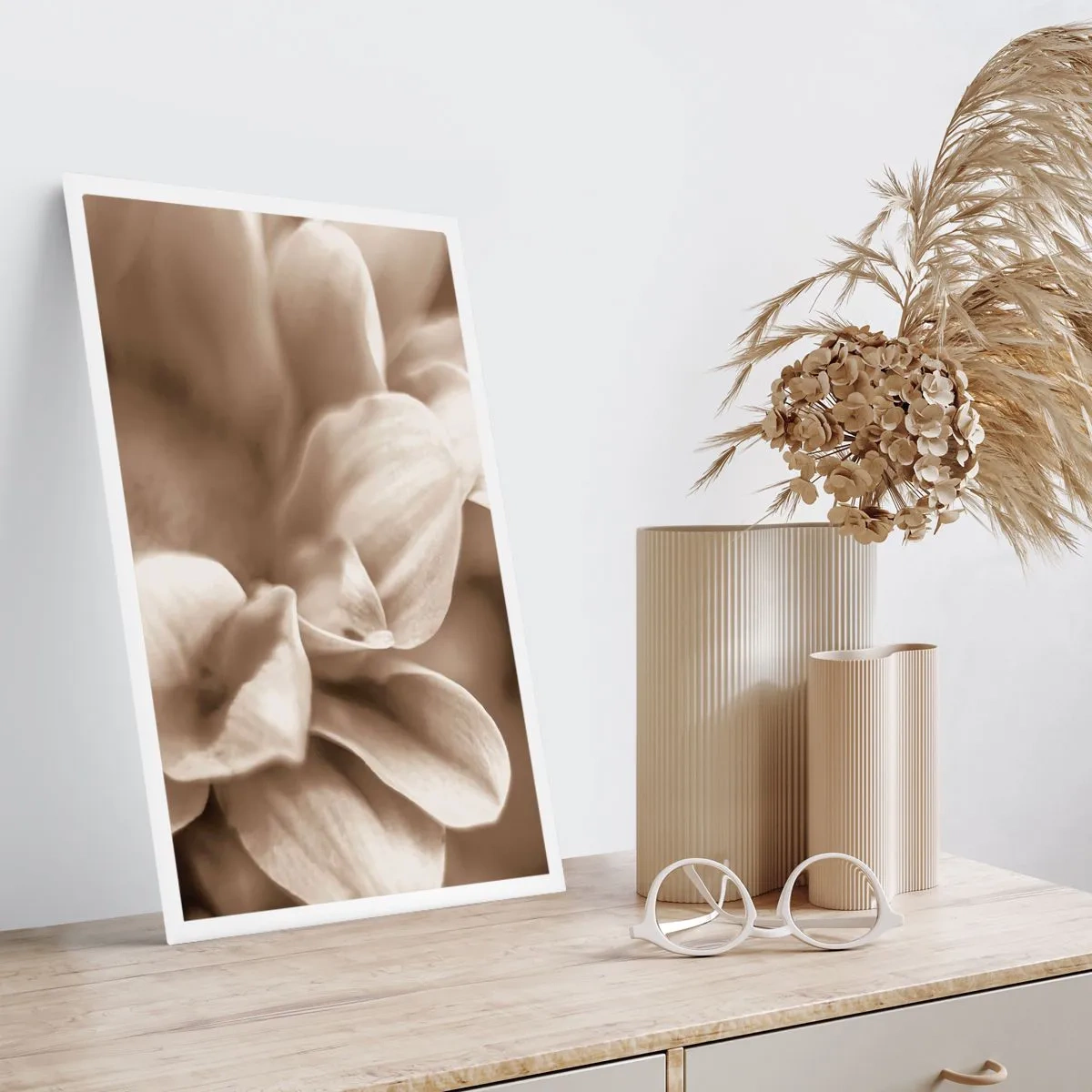 Póster - Un primer plano de delicados pétalos de flores en tonos sepia. - 50x70cm - Suave como una sonrisa - Decoración de pared moderna para salón y dormitorio ARTTOR