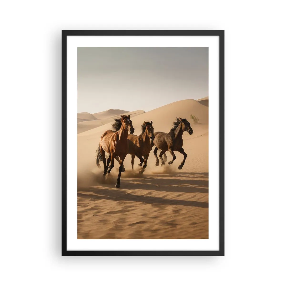 Póster en marco negro - Caballos galopando en el desierto bajo la cálida luz del atardecer. - 50x70cm - Libre como el viento - Decoración de pared moderna para salón y dormitorio ARTTOR