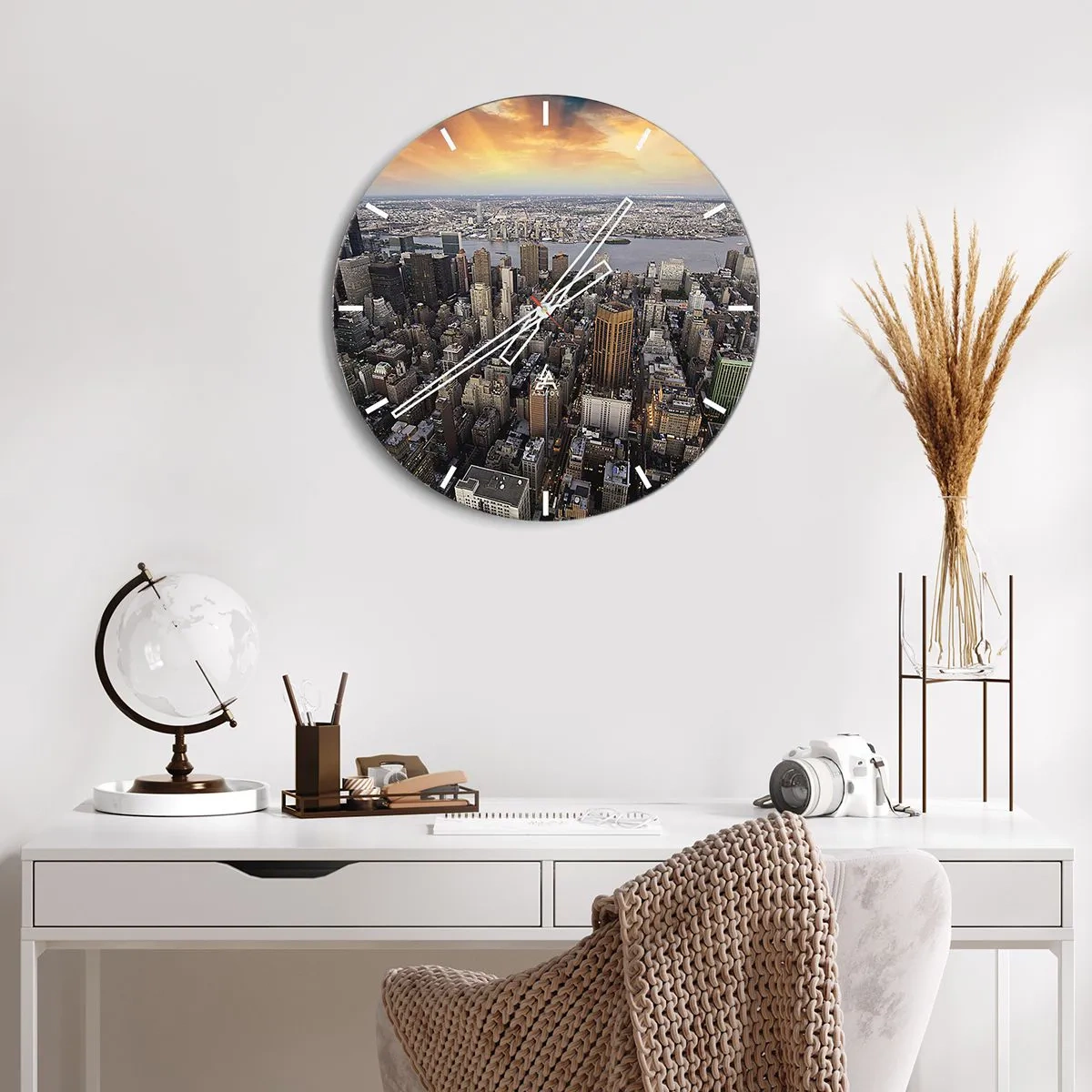 Reloj de pared - Reloj de vidrio - Panorama de la ciudad con altos rascacielos al atardecer - 30x30cm - El corazón palpitante de nuestro tiempo - Decoración de pared moderna para salón, cocina y dormitorio ARTTOR