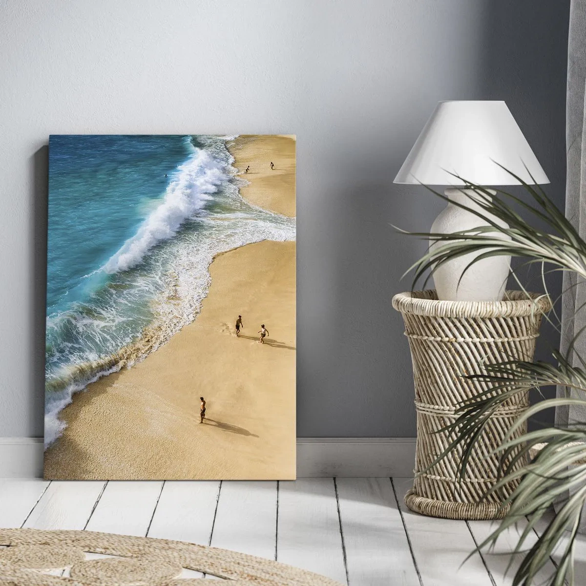 Cuadro sobre lienzo - Impresión de Imagen - Una playa con agua turquesa y gente paseando. - 50x70cm - Y luego el sol, la playa... - Decoración de pared moderna para salón y dormitorio ARTTOR