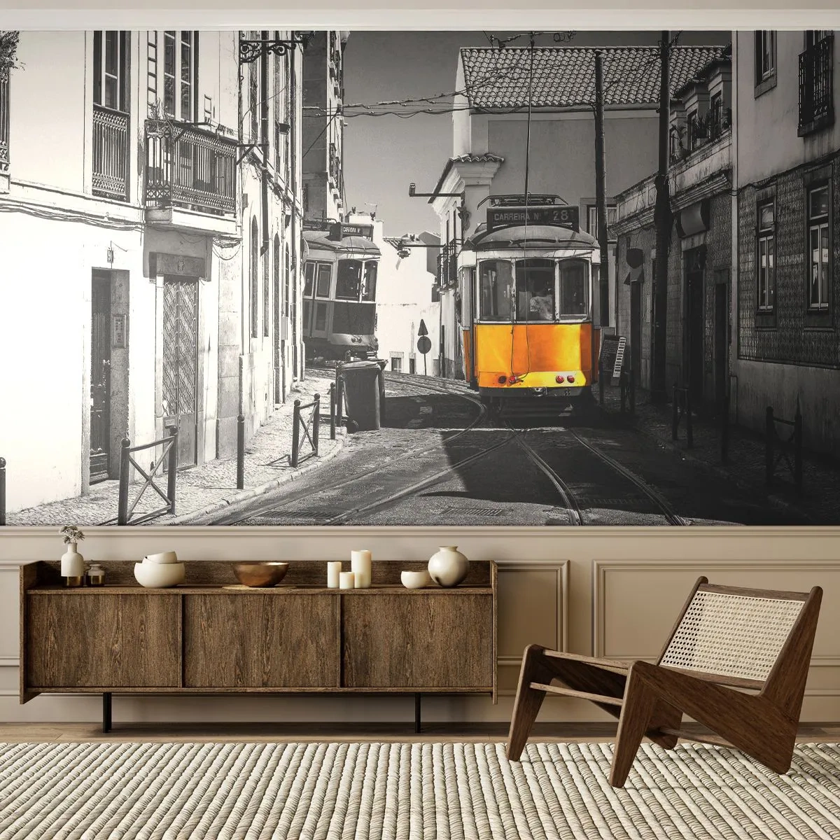 Fotomural Premium Sand - Un tranvía amarillo en una calle en blanco y negro de un barrio de Lisboa - 100x70cm - Espíritu de Lisboa - Decoración de pared moderna para salón y dormitorio ARTTOR