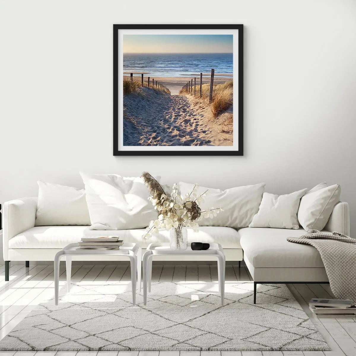 Póster en marco negro - El sonido del mar, el canto de los pájaros, una playa virgen entre las dunas... - 30x30 cm