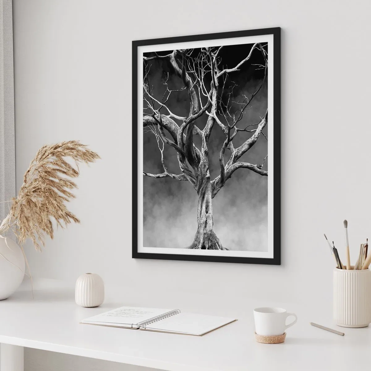 Póster en marco negro - Imagen en blanco y negro de un árbol sobre un fondo de niebla. - 50x70cm - Primordial y sagrado - Decoración de pared moderna para salón y dormitorio ARTTOR