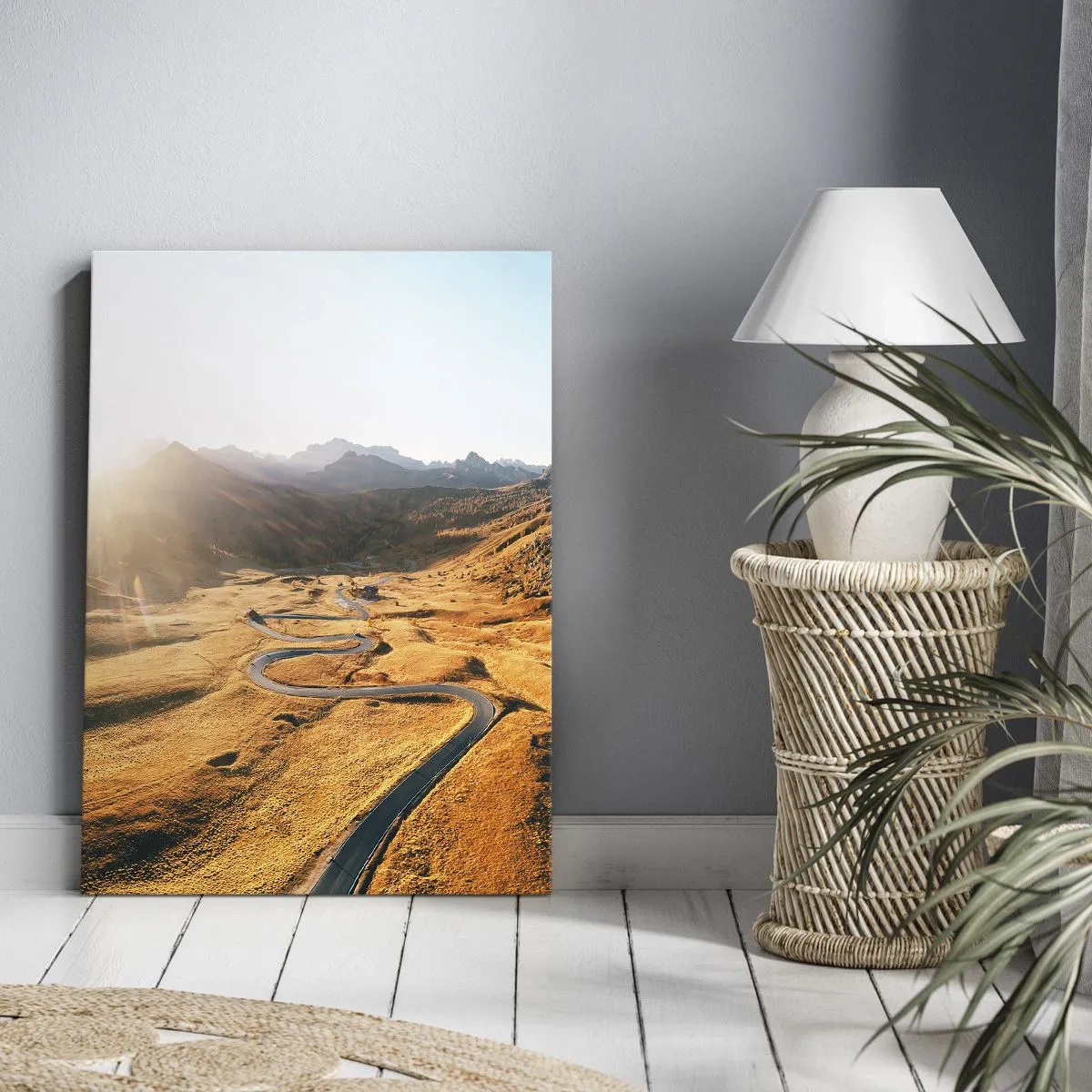 Cuadro sobre lienzo - Impresión de Imagen - Un camino sinuoso en las montañas iluminado por el sol poniente. - 50x70cm - En un valle dorado - Decoración de pared moderna para salón y dormitorio ARTTOR