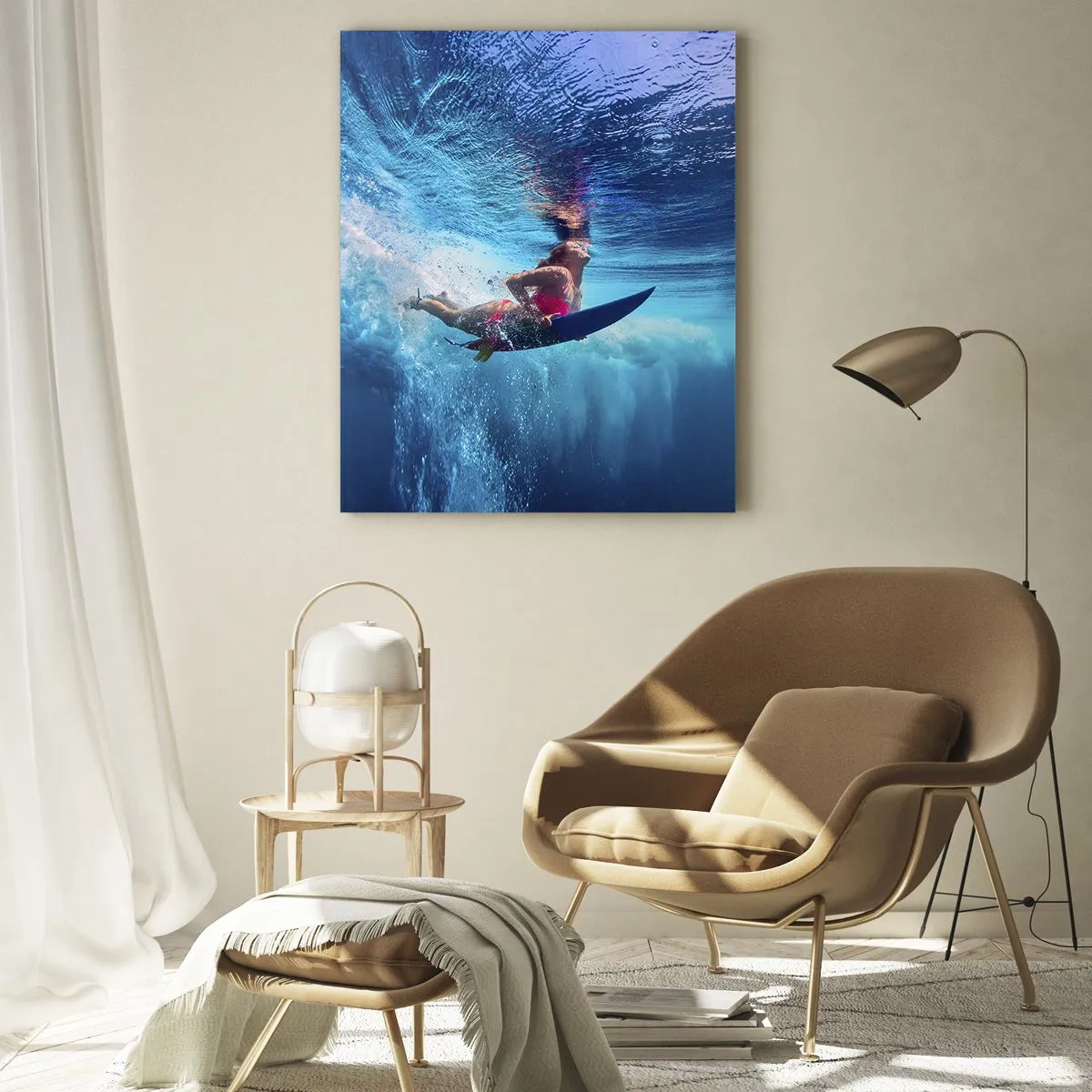 Cuadro sobre vidrio - Impresiones sobre Vidrio - Un surfista bajo el agua en una composición dinámica en tonos azules. - 70x100cm - La profundidad de la alegría - Decoración de pared moderna para salón y dormitorio ARTTOR