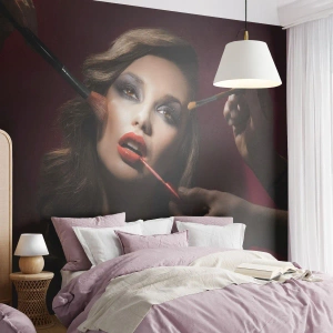Fotomural Premium Sand - Una mujer maquillada rodeada de pinceles de maquillaje. - 100x70cm - Hermoso y de ensueño - Decoración de pared moderna para salón y dormitorio ARTTOR