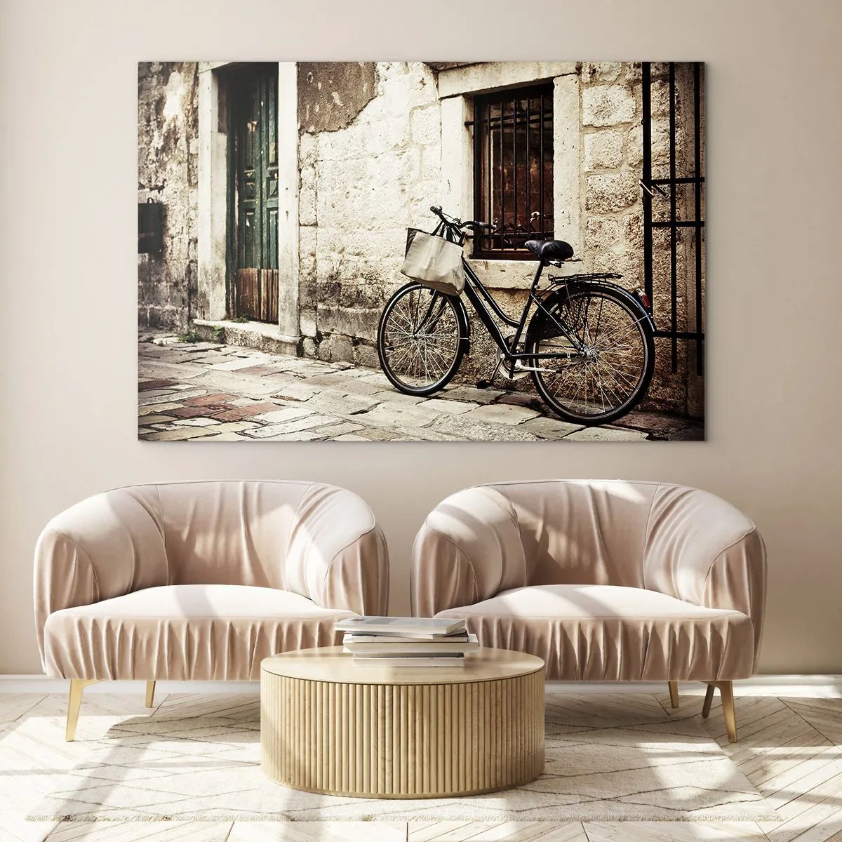 Cuadro sobre vidrio - Impresiones sobre Vidrio - Una bicicleta en blanco y negro apoyada contra una antigua casa de vecindad. - 70x50cm - Regreso al pasado - Decoración de pared moderna para salón y dormitorio ARTTOR