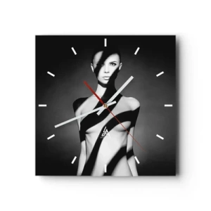 Reloj de pared - Reloj de vidrio - Retrato en blanco y negro de una mujer en luz y sombra. - 30x30cm - En la luz y en la sombra - Decoración de pared moderna para salón y dormitorio ARTTOR