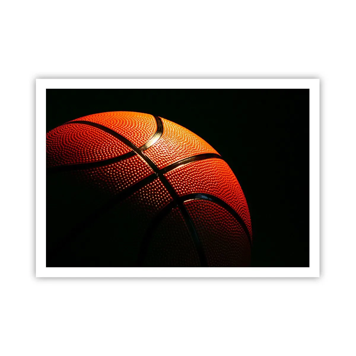 Póster - Primer plano de una pelota de baloncesto sobre un fondo negro - 100x70cm - Hermoso como un planeta - Decoración de pared moderna para salón y dormitorio ARTTOR