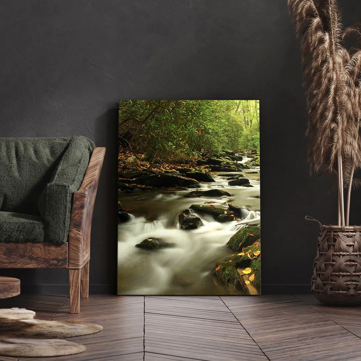 Cuadro sobre lienzo - Impresión de Imagen - Un arroyo forestal que fluye entre piedras rodeadas de vegetación. - 80x120cm - Como plata líquida - Decoración de pared moderna para salón y dormitorio ARTTOR