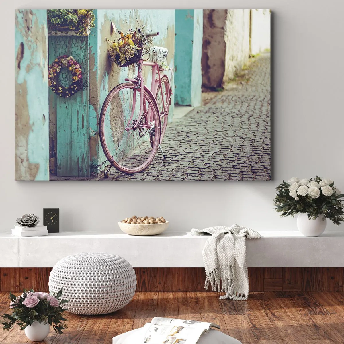 Cuadro sobre lienzo - Impresión de Imagen - Una bicicleta rosa junto a una puerta turquesa. - 70x50cm - Ahora mismo vuelvo - Decoración de pared moderna para salón y dormitorio ARTTOR