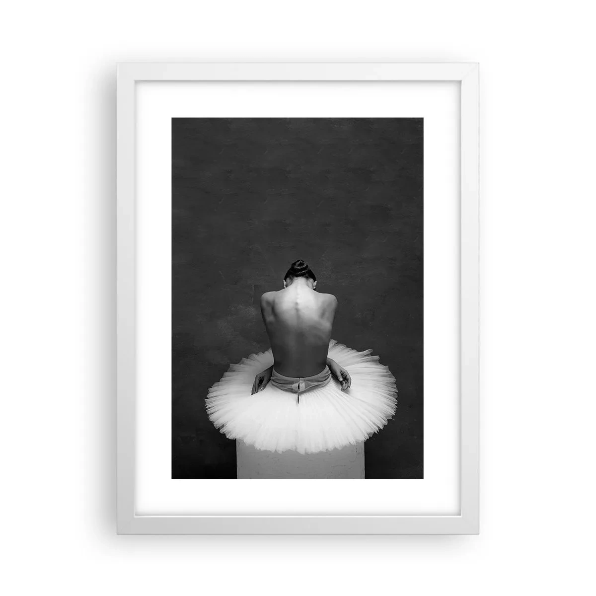 Póster en marco blanco - Rodeada de pétalos - 30x40 cm