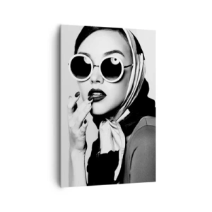 Cuadro sobre lienzo - Impresión de Imagen - Retrato en blanco y negro de una mujer con gafas y pañuelo en la cabeza. - 80x120cm - Saludos desde los años 60 - Decoración de pared moderna para salón y dormitorio ARTTOR