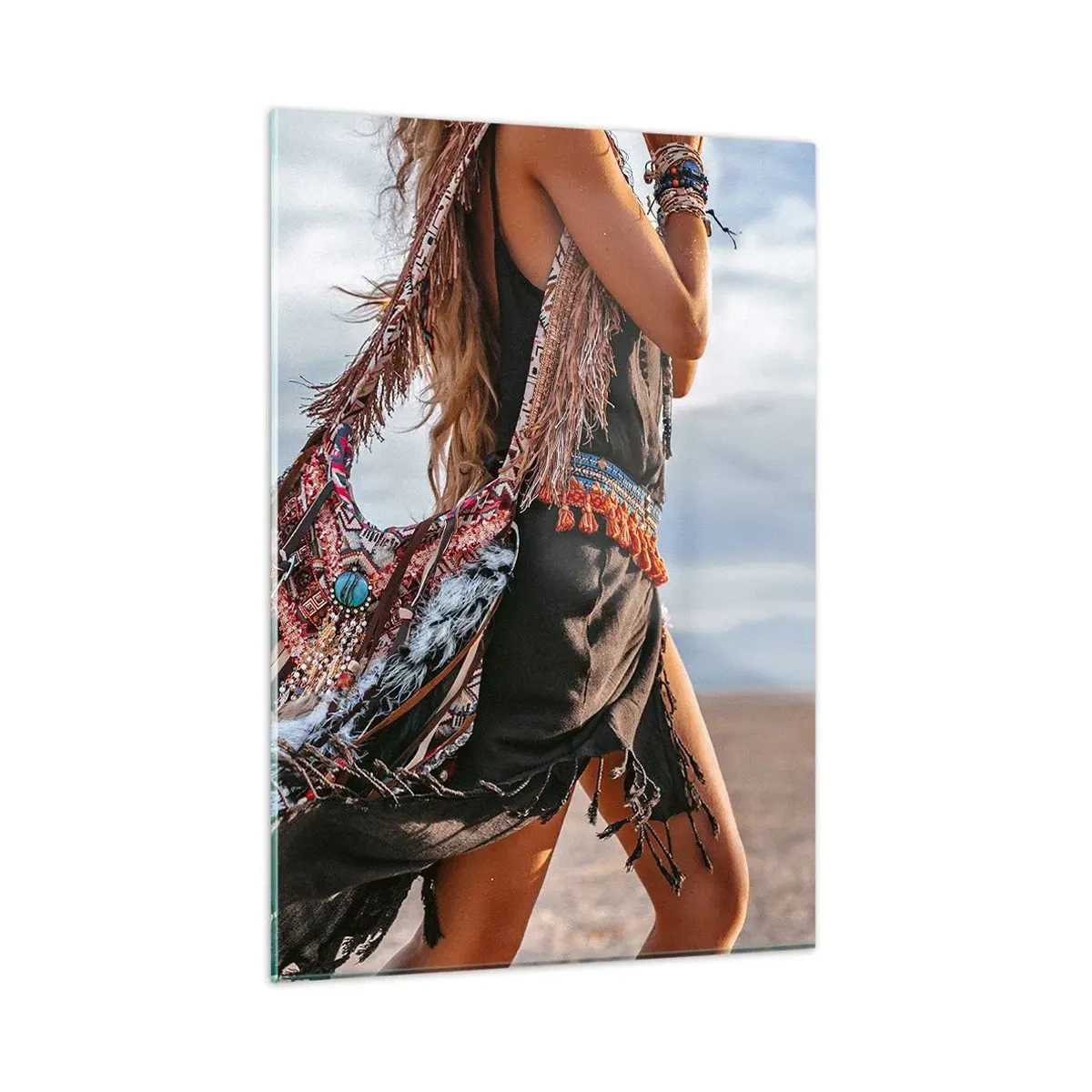 Cuadro sobre vidrio - Impresiones sobre Vidrio - Mujer de estilo boho con plumas y adornos sobre un fondo desértico. - 50x70cm - La chamana - Decoración de pared moderna para salón y dormitorio ARTTOR