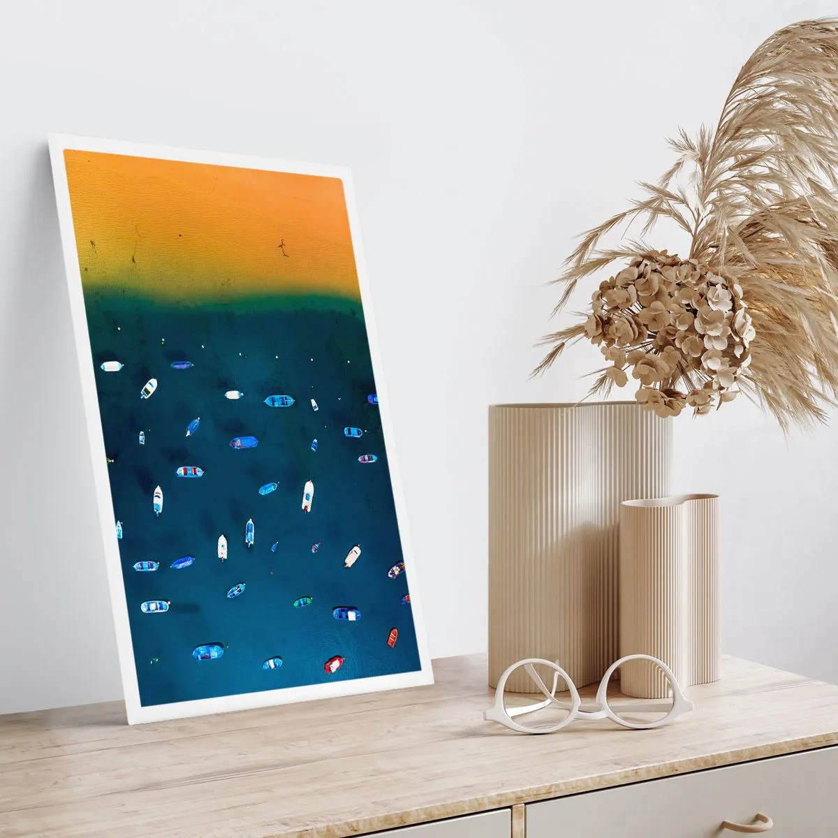 Póster - Vista aérea de barcos a la deriva por la playa. - 50x70cm - Un juego de vacaciones - Decoración de pared moderna para salón y dormitorio ARTTOR