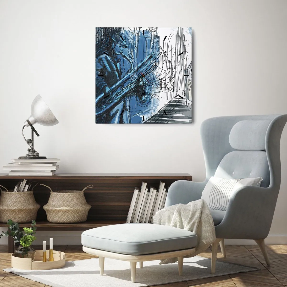 Reloj de pared - Reloj de vidrio - Una figura tocando el saxofón con una ciudad como telón de fondo. - 30x30cm - Rapsodia urbana - Decoración de pared moderna para salón y dormitorio ARTTOR