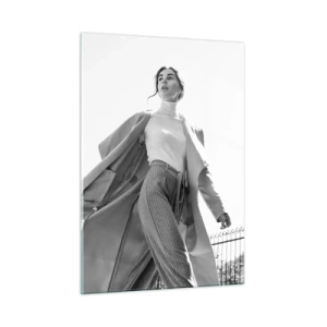 Cuadro sobre vidrio - Impresiones sobre Vidrio - Una mujer elegante en movimiento con la arquitectura urbana como telón de fondo. - 50x70cm - ¿Vienes conmigo? - Decoración de pared moderna para salón y dormitorio ARTTOR