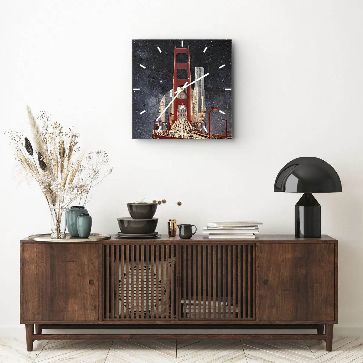 Reloj de pared - Reloj de vidrio - El puente Golden Gate con la ciudad al fondo contra un cielo estrellado - 30x30cm - Siempre en el centro - Decoración de pared moderna para salón y dormitorio ARTTOR
